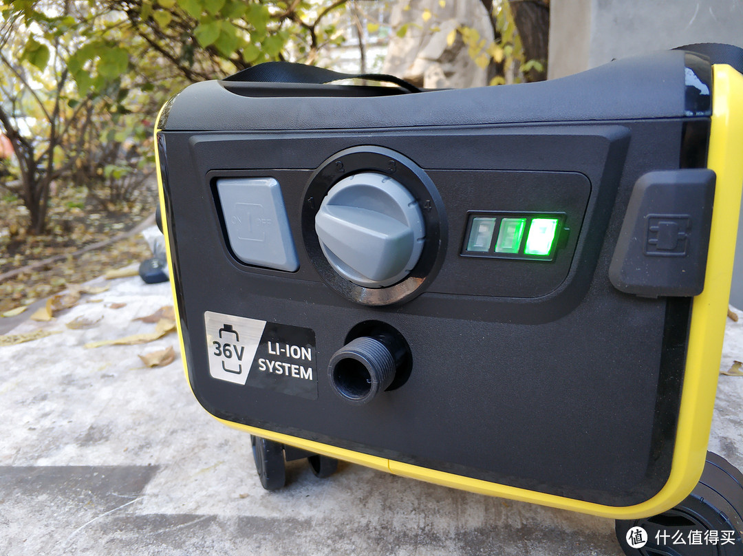 双手提着刷车房，家住30楼也能自己去刷车