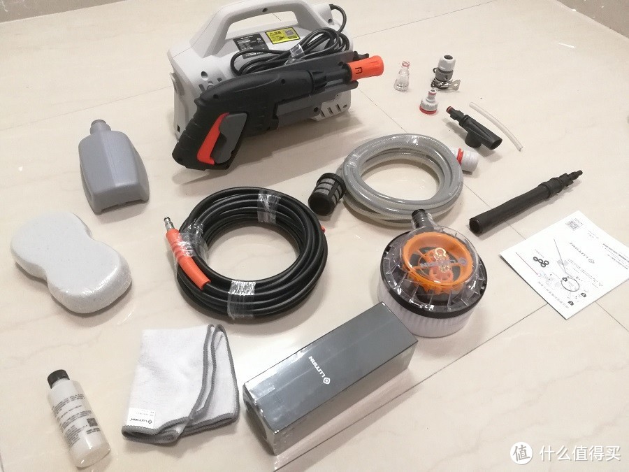 小伙子花了不到三百块买的洗车机，一开机看效果，网友：值了