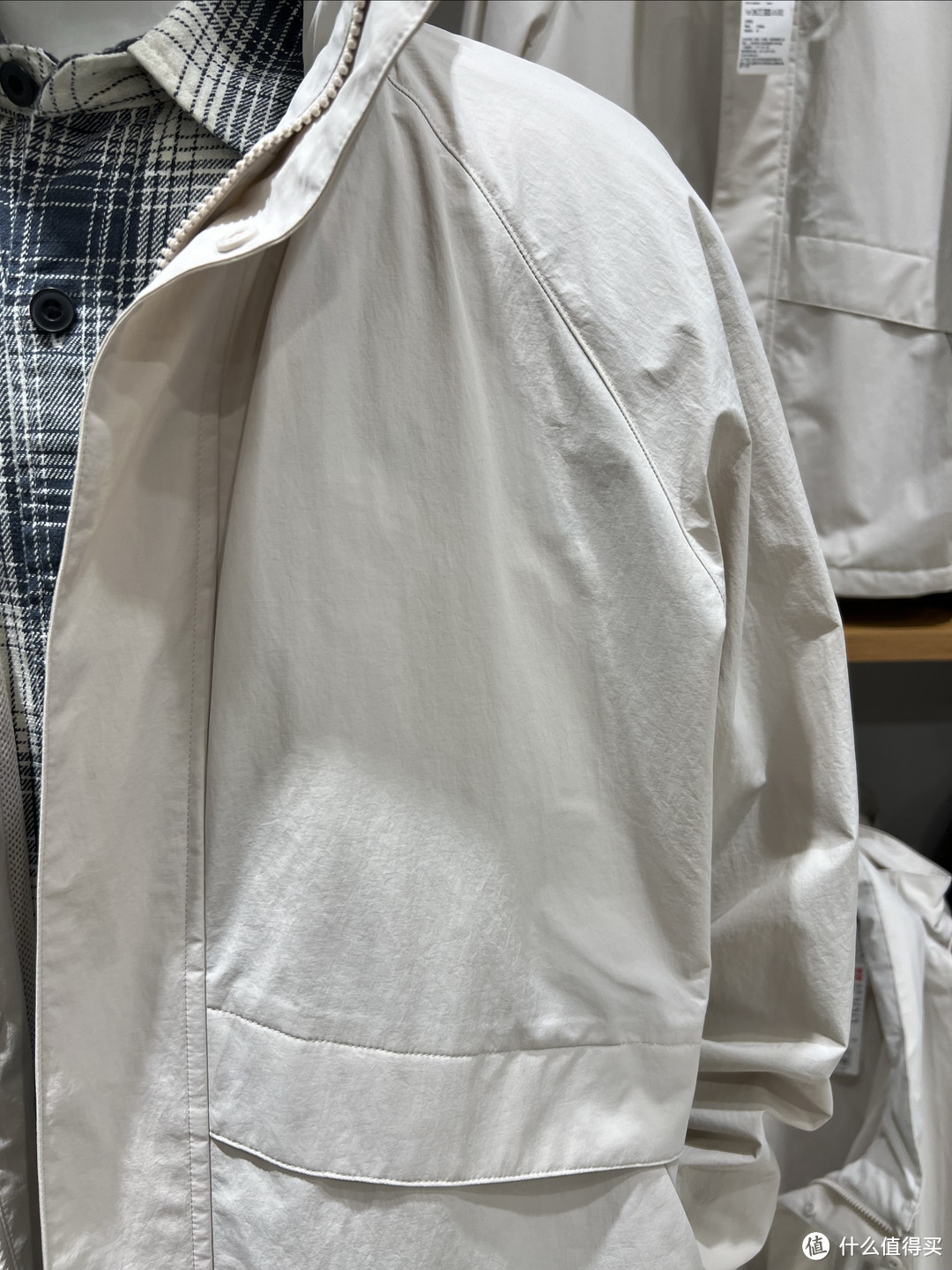 优衣库的防风立领茄克，户外连帽外套防泼水，男女同款哦！