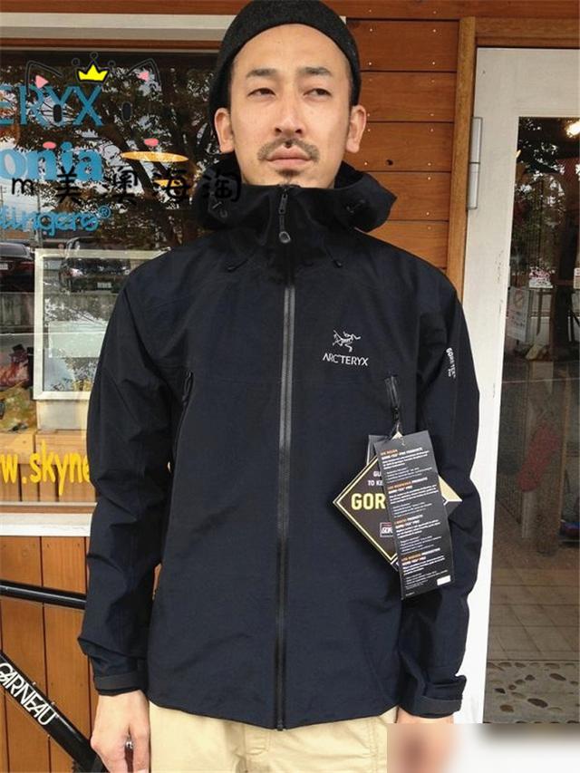 冲锋衣国内外差异：时尚潮流与实用性的对决