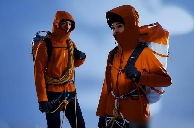 冲锋衣国内外差异：时尚潮流与实用性的对决