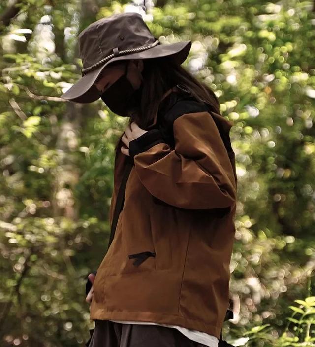 冲锋衣国内外差异：时尚潮流与实用性的对决